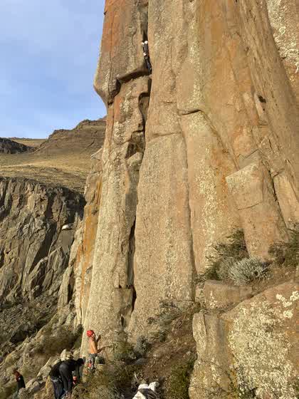 Las torres de roca del cerro, con escaladores diminutos en la base