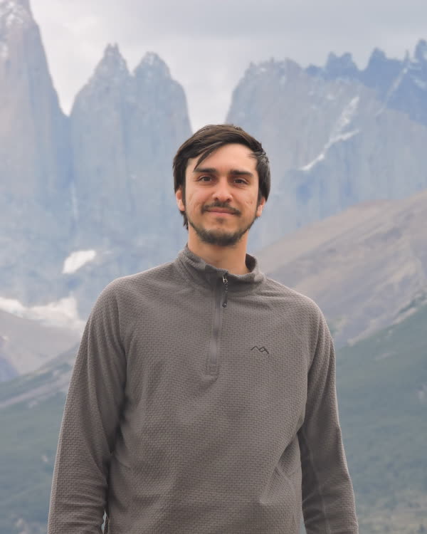 Raúl Uberuaga, guía instructor, con las Torres del Paine al fondo