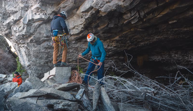 Dos escaladores preparando la cuerda al pie de la gran visera de conglomerado del Cerro Benítez