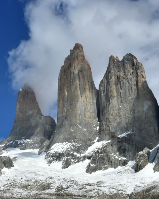 Las Torres del Paine con nieve y nubes